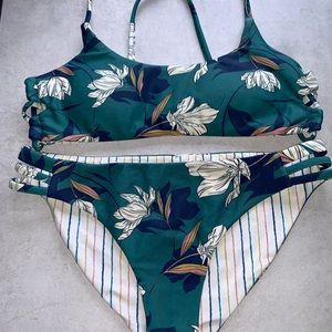 O’Neill emerald green floral reversible bikini. 🩴
